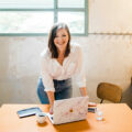 Dajana Doskoc mit Laptop und Kaffeetasse in Workshop Setting ©Rhianna May Photography